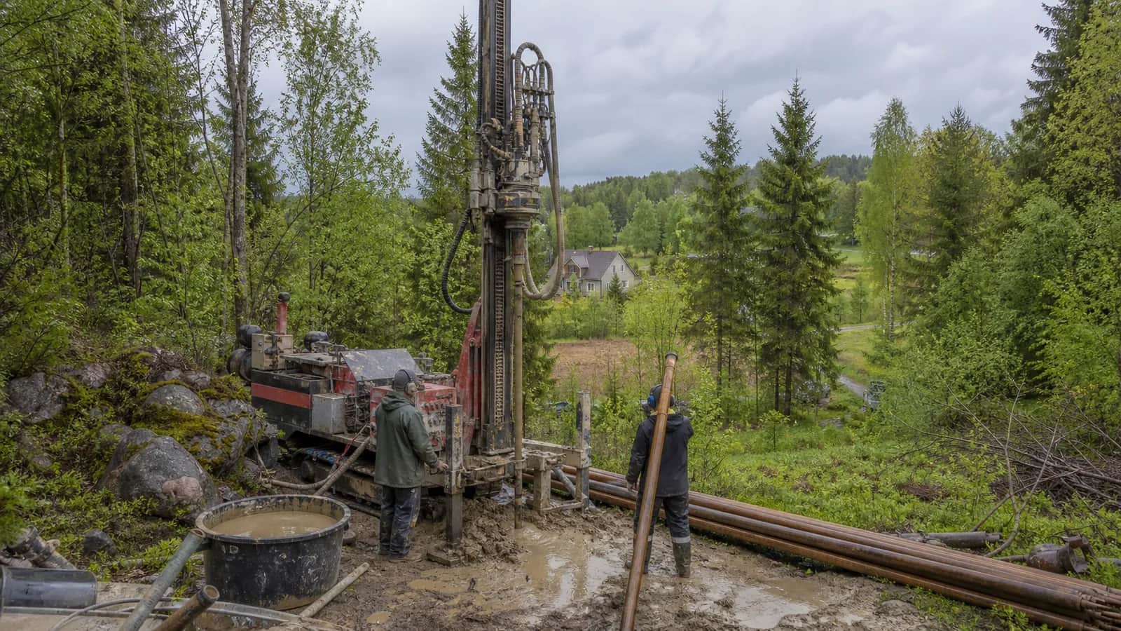 Puurmasin puurkaevu rajamisel Valgamaa metsasel kinnistul